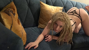 Jeune blonde se tripote dans son canapé